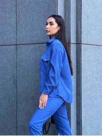 Жіночий костюм із мікровельвету на кнопках синього кольору 26050