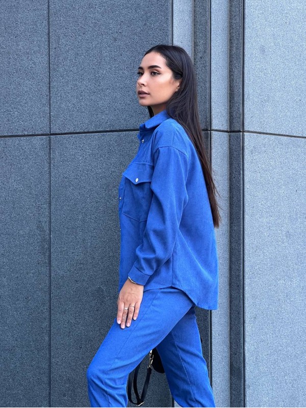 Жіночий костюм із мікровельвету на кнопках синього кольору 26050