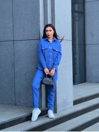 Жіночий костюм із мікровельвету на кнопках синього кольору 26050