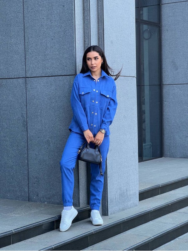 Жіночий костюм із мікровельвету на кнопках синього кольору 26050