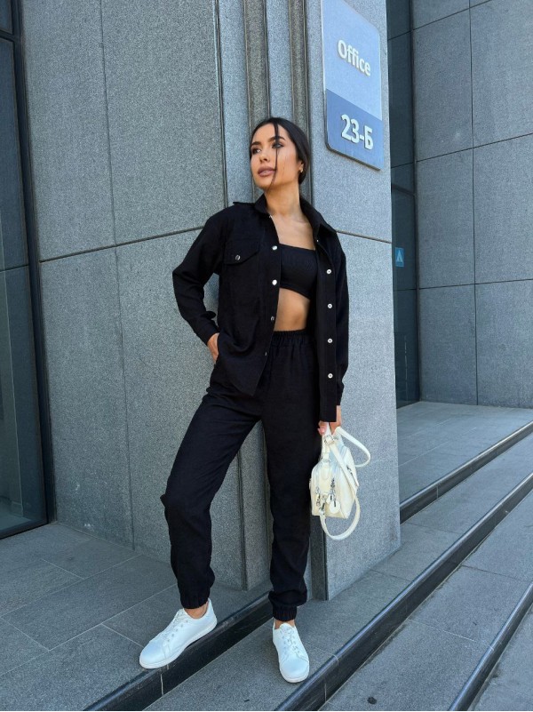 Жіночий костюм із мікровельвету на кнопках чорного кольору 26051
