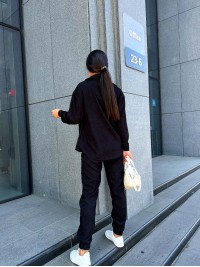 Жіночий костюм із мікровельвету на кнопках чорного кольору 26051