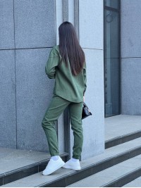 Жіночий костюм із мікровельвету на кнопках кольору хакi 26052