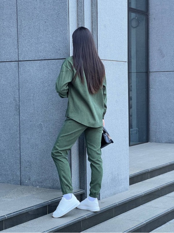 Жіночий костюм із мікровельвету на кнопках кольору хакi 26052