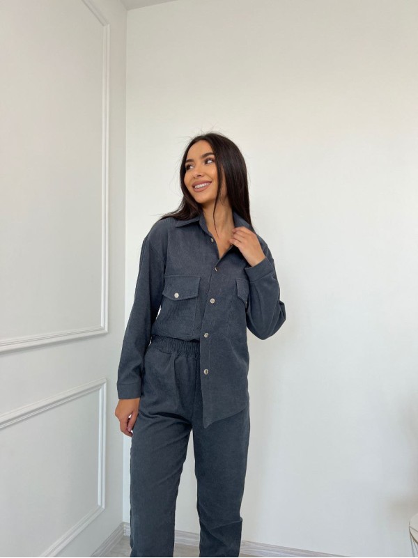 Жіночий костюм із мікровельвету на кнопках графiтового кольору 26055