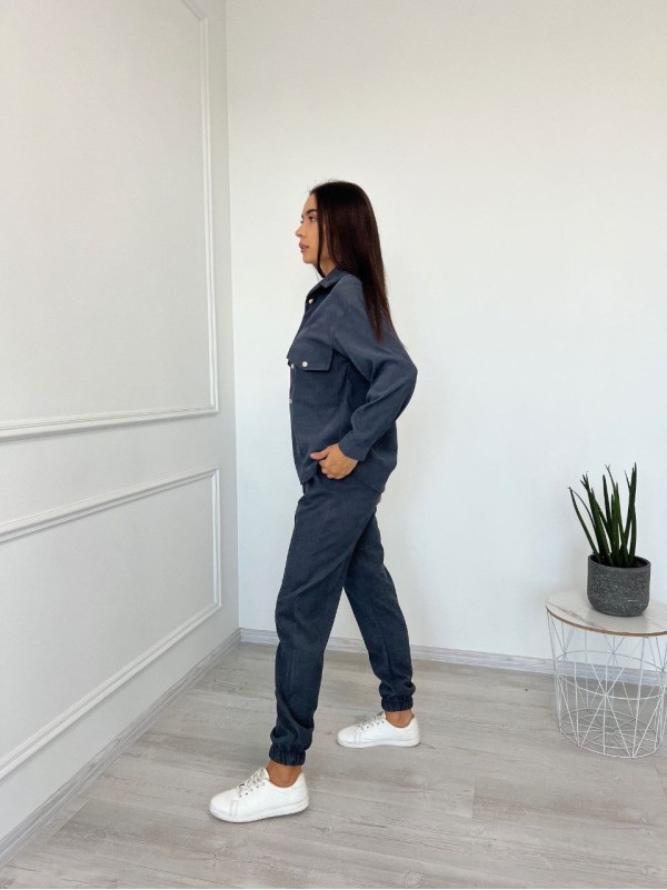 Жіночий костюм із мікровельвету на кнопках графiтового кольору 26055