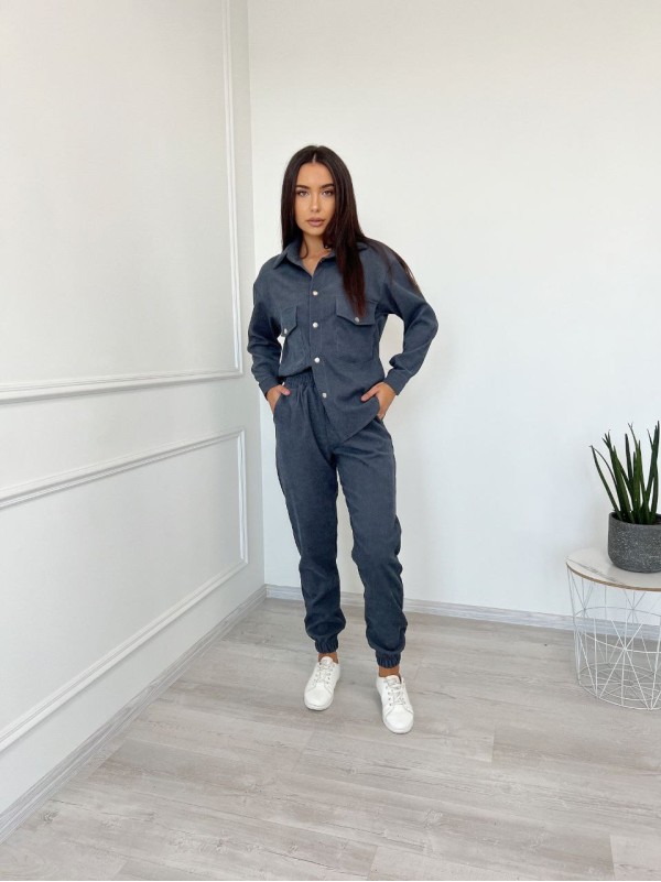 Жіночий костюм із мікровельвету на кнопках графiтового кольору 26055