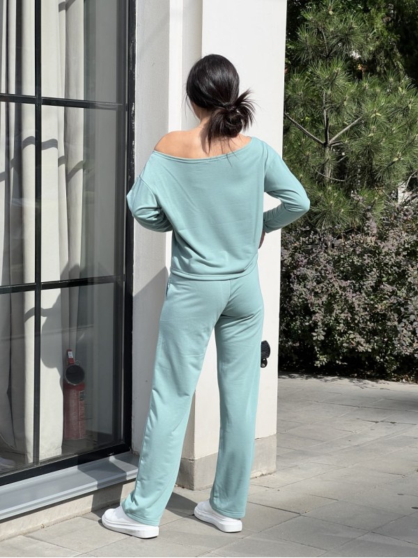 Жіночий костюм зі спущеним плечем оливкового кольору 26296