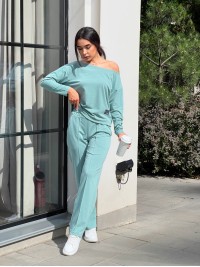 Жіночий костюм зі спущеним плечем оливкового кольору 26296