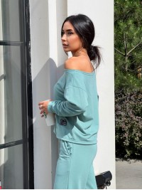 Жіночий костюм зі спущеним плечем оливкового кольору 26296