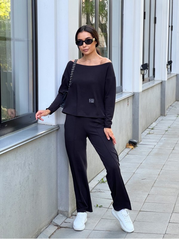 Жіночий костюм зі спущеним плечем чорного кольору 26298