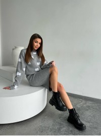Жіночий в'язаний костюм сiрого кольору 26938 АО