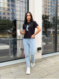 Жіноча футболка з принтом пера чорного кольору 27206