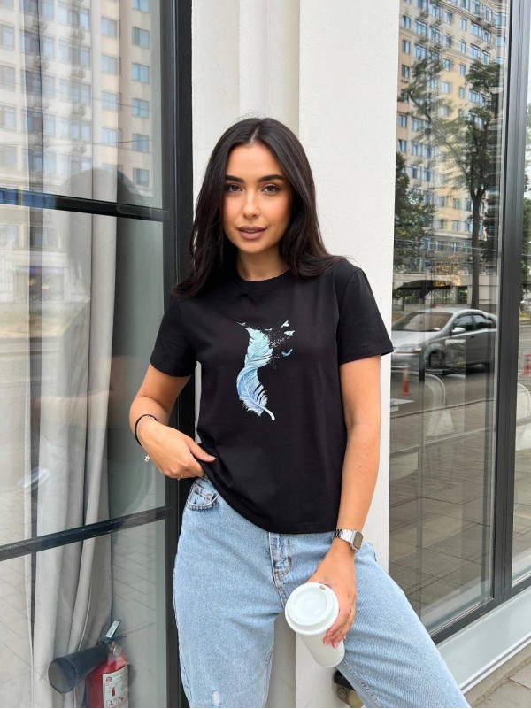 Жіноча футболка з принтом пера чорного кольору 27206