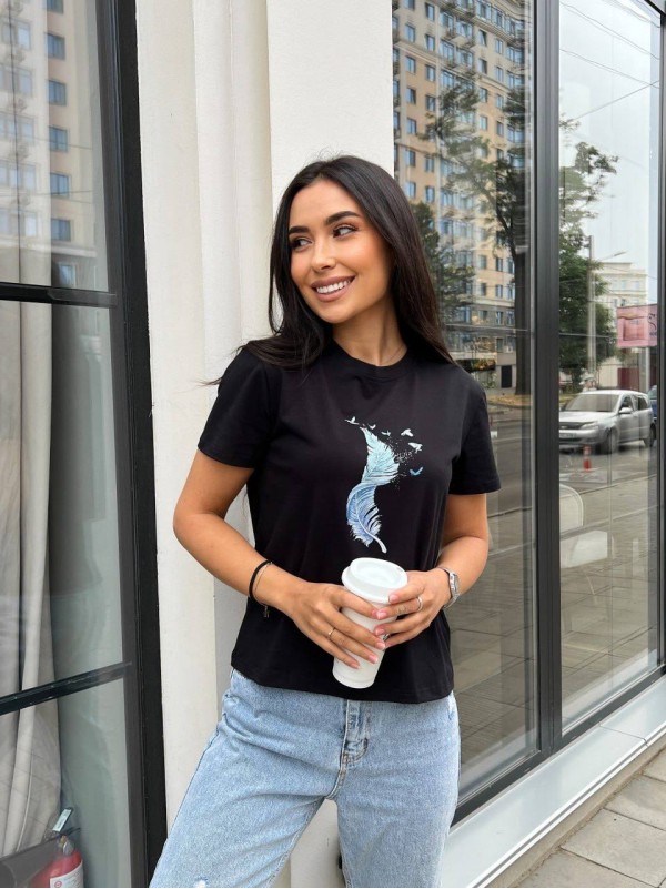 Жіноча футболка з принтом пера чорного кольору 27206