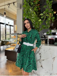 Сукня з поясом зеленого кольору 27380