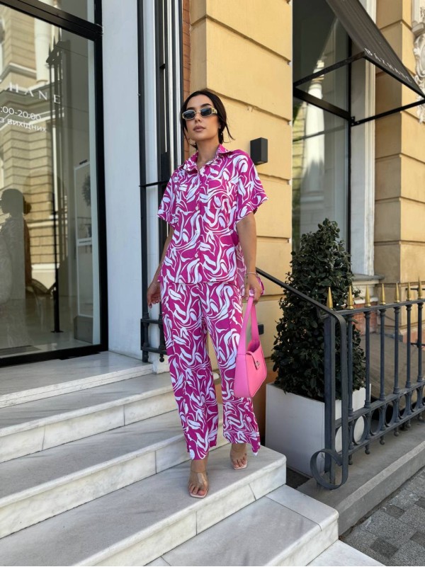 Прогулянковий костюм малинового кольору 28059