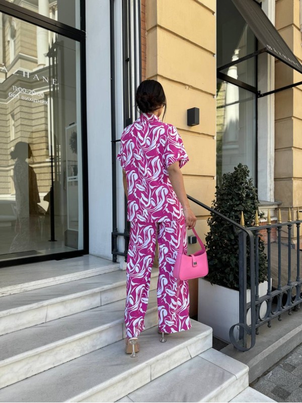 Прогулянковий костюм малинового кольору 28059