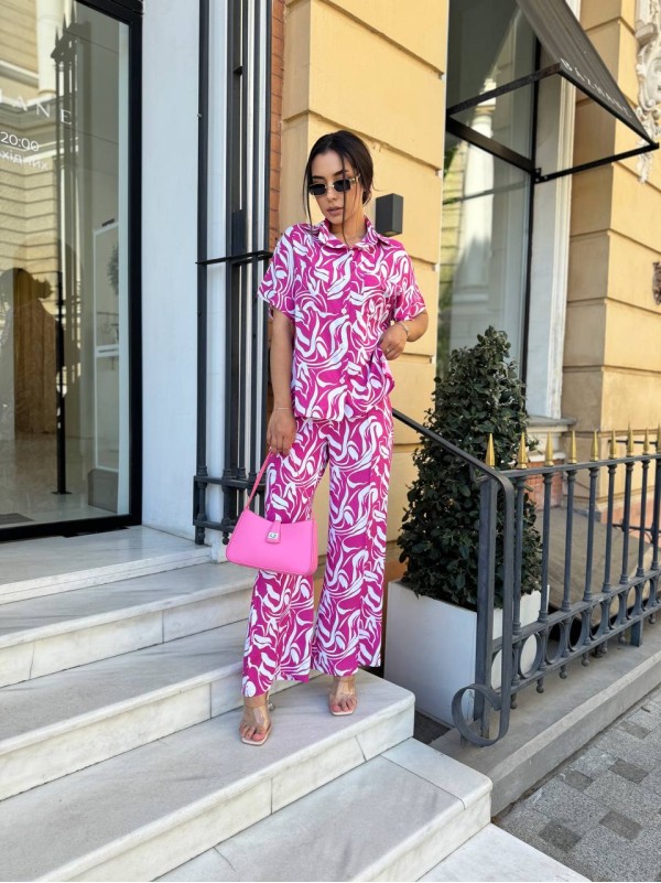 Прогулянковий костюм малинового кольору 28059