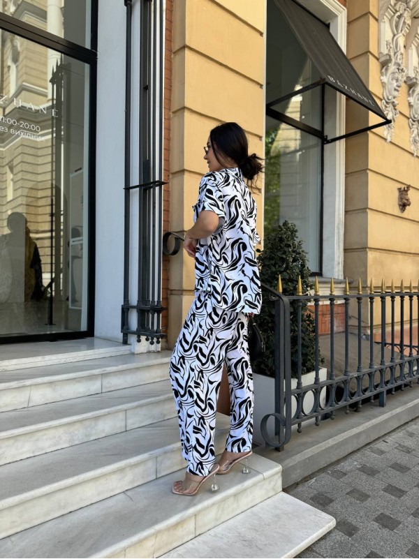 Прогулянковий костюм молочного кольору 28060