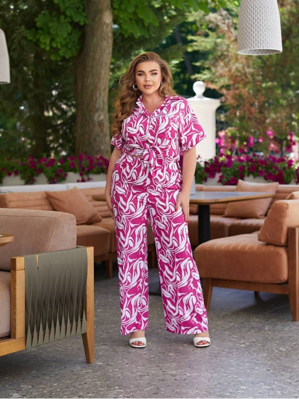 Прогулянковий костюм малинового кольору 28077