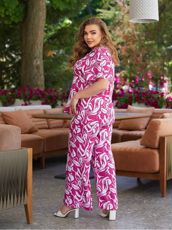 Прогулянковий костюм малинового кольору 28077