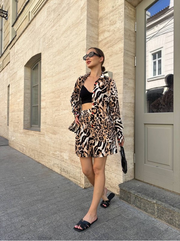 Трендовий прогулянковий костюм з шортами леопардового кольору 28261