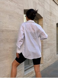 Жіноча сорочка з манжетами на ґудзиках білого кольору 28288