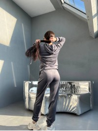 Спортивний велюровий костюм графітового кольору 28726