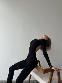 Шикарний комбінезон із відкритою спинкою чорного кольору 28821