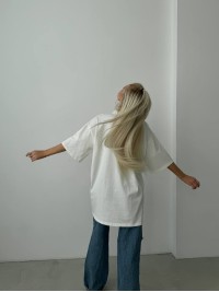 Бавовняна футболка з принтом білого кольору 28845