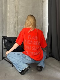 Стильна футболка з написом на спині зі страз помаранчевого кольору 28847