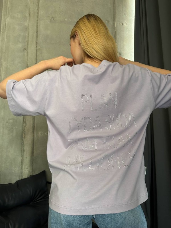 Стильна футболка з написом на спині зі страз лiлового кольору 28848