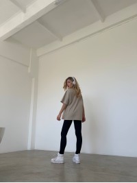 Стильна бавовняна футболка з написом бежевого кольору 28854