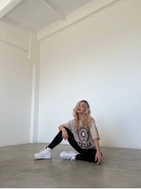 Стильна бавовняна футболка з написом бежевого кольору 28854