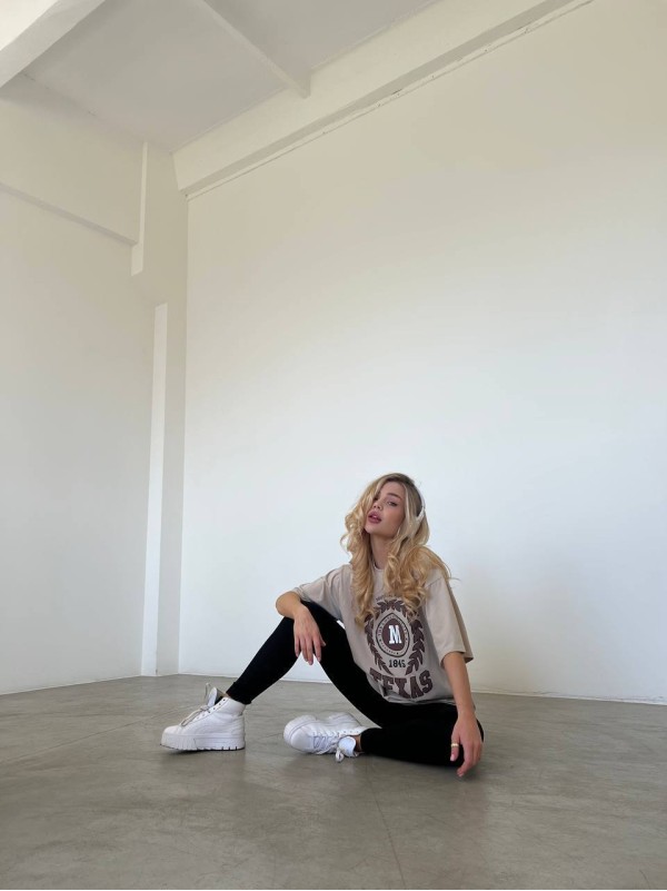 Стильна бавовняна футболка з написом бежевого кольору 28854