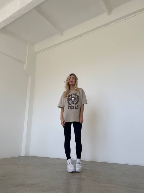 Стильна бавовняна футболка з написом бежевого кольору 28854