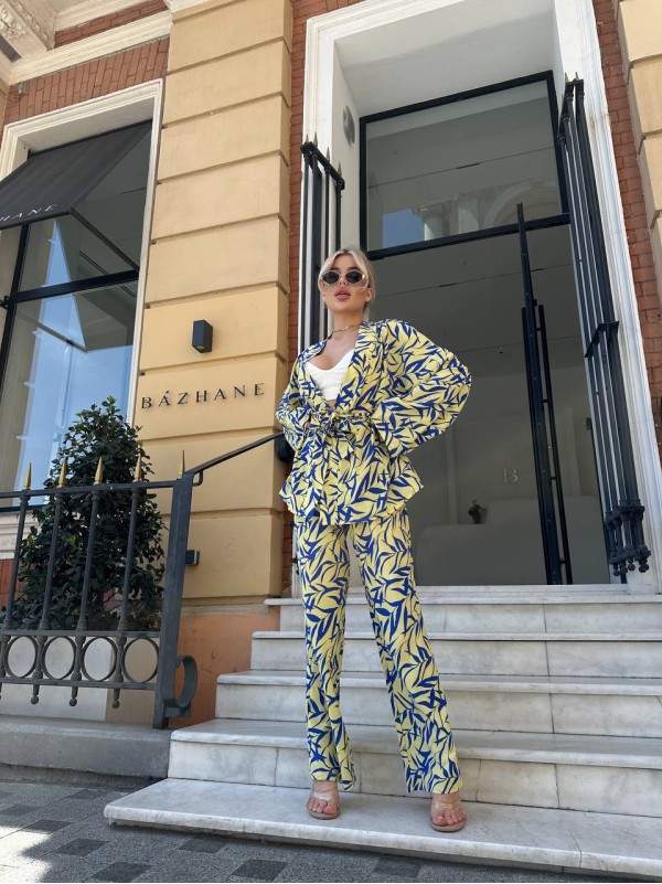 Вишуканий жіночий костюм жовтого кольору 28864