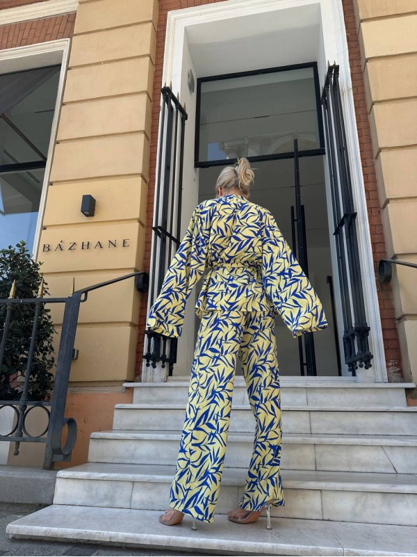 Вишуканий жіночий костюм жовтого кольору 28864