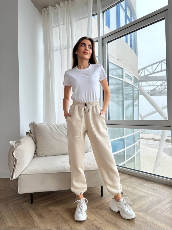 Стильні штани з накладними кишенями бежевого кольору 29056