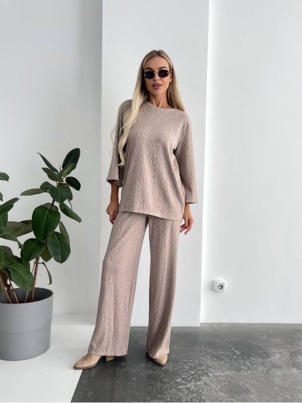 Жіночий прогулянковий костюм вільного крою бежевого кольору 29211