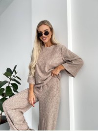 Жіночий прогулянковий костюм вільного крою бежевого кольору 29211