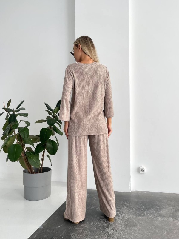 Жіночий прогулянковий костюм вільного крою бежевого кольору 29211