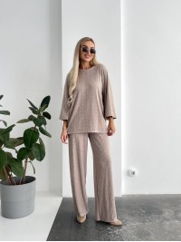 Жіночий прогулянковий костюм вільного крою бежевого кольору 29211