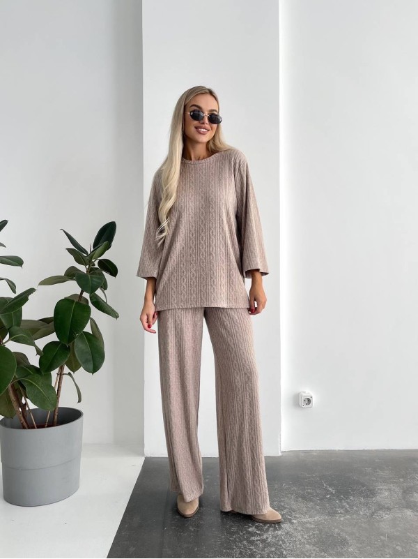 Жіночий прогулянковий костюм вільного крою бежевого кольору 29211