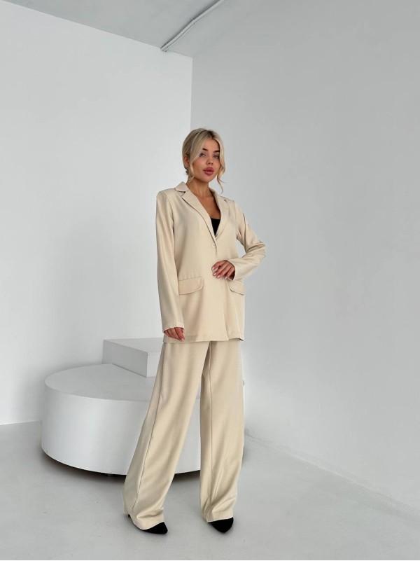 Класичний жіночий костюм бежевого кольору 29213