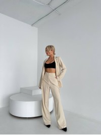 Класичний жіночий костюм бежевого кольору 29213