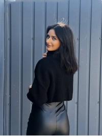 Укорочений жіночий светр на блискавці чорного кольору 29283