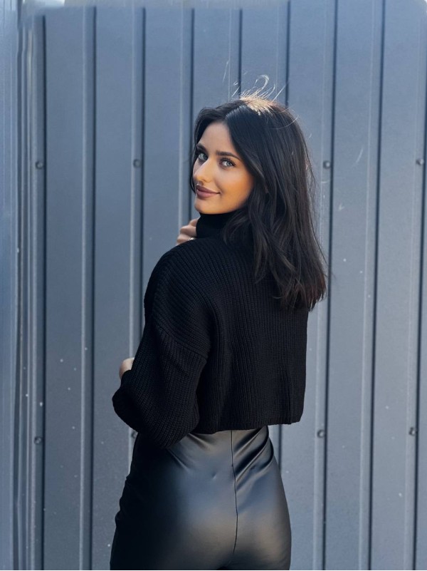 Укорочений жіночий светр на блискавці чорного кольору 29283