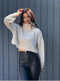 Укорочений жіночий светр на блискавці молочного кольору 29284